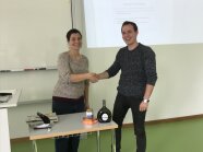 Klassensprecher Magnus Graf bedankt sich bei Bildungsberaterin Elisabeth Gläser