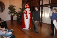 Nikolaus steht neben Mann, weitere Person hält Bischofsstab