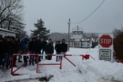 Mit Schnee bedeckter Grenzposten in Mödlareuth