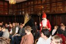 der Nikolaus mit seiner Unterstützung