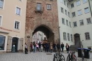 Die Studierenden bei der Stadtführung am Schmalzturm