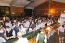 Blick in gut besuchten Festsaal