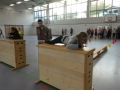 Person auf Kasten in Turnhalle