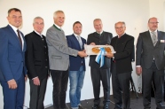 Schlüsselübergabe bei der Einweihungsfeier
