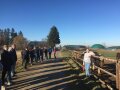 Mehrere Personen stehen im Freien auf einem Hof