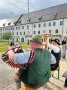 Personen musizieren im Freien