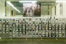 Bilderwand mit Informationen über die Menschen