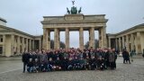 Die komplette Reisegruppe der Technikerschule vor dem Brandenburger Tor 