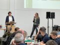 Moderatorin Anke Reimink leitet die Fragen der Teilnehmer an die Manuela Illgen weiter