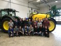 Gruppenbild in Halle vor Traktor