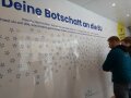 Personen vor Wand mit der Aufschrift "Deine Botschaft an die EU"