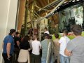 Personengruppe vor landwirtschaftlicher Maschine