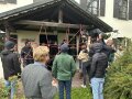 Personen stehen vor einem Gebäude