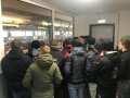 Personengruppe in einem Raum mit Blick in einen Schweinestall