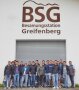 Die Technikerklasse TS 2 mit Geschäftsführer Helmut Goßner (r.) vor der BSG. 