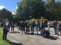 Wilfried Schmid spricht im Freien zu den Studierenden