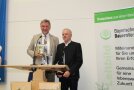 Kreisobmann Johann Drexl bedankt sich bei BBV-Präsident Günther Felßner für den Festvortrag