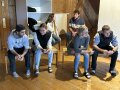 4 Personen sitzen nebeneinander