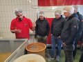 Mehrere Personen stehen nebeneinander in Produktionshalle