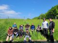 Studierende sitzen im Gras