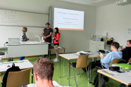 Personen in einem Klassenzimmer