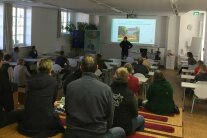 Die interessierten Familien in der Aula