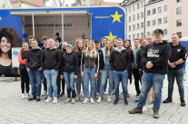 Die Studierenden vor dem Europabus am Hauptplatz in Landsberg am Lech
