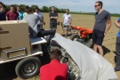 Personen stehen um Hack-Roboter