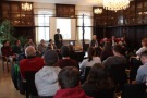 Lehrer Wilfried Schmid vor Publikum