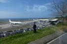 Startbahn des Flughafens, am Horizont das Meer