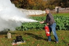 Herr Joachim Gölkel zeigt den Pulverlöscher im Einsatz
