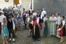 Mehrere Personen vor Kirche