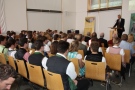 Wolfgang Stützle spricht zu Publikum