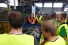 Kilian Weber erläutert der Gruppe den Bereich Metallbau