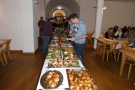 Personen vor Weihnachtsbuffet