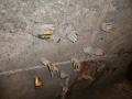 Hände aus Gips ragen aus Betonwand