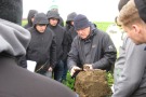 Teilnehmer begutachten Bodenverdichtung