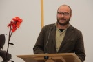 Uwe Münderlein gibt einen launigen Rückblick über die zwei Schuljahre