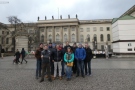 Studierende vor historischem Gebäude