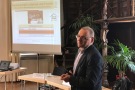 Isidor Schelle hält Vortrag