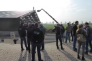 Ein neuer Stall für Kamele wird parallel gebaut