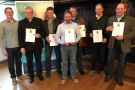 Thomas Wassermann (links) ehrt die 25 jährigen Absolventen