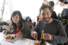 Mann und Frau vor Tellern in Restaurant