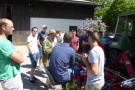 Studierende auf Hof