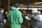 Studierende mit Klemmbrettern im Lauf- und Liegebereich