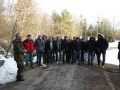 Personengruppe vor dem Eingang zum Bunker