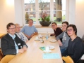 Betriebswirtschaftslehrer Wilfried Schmid im Gespräch mit Besuchern