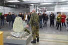 Oberstabsfeldwebel Siebert am Gedenkstein in der Ausstellung