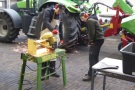 Herr Kolb und Frau Häfele beim Messerschleifen