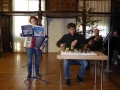 Drei Personen musizieren